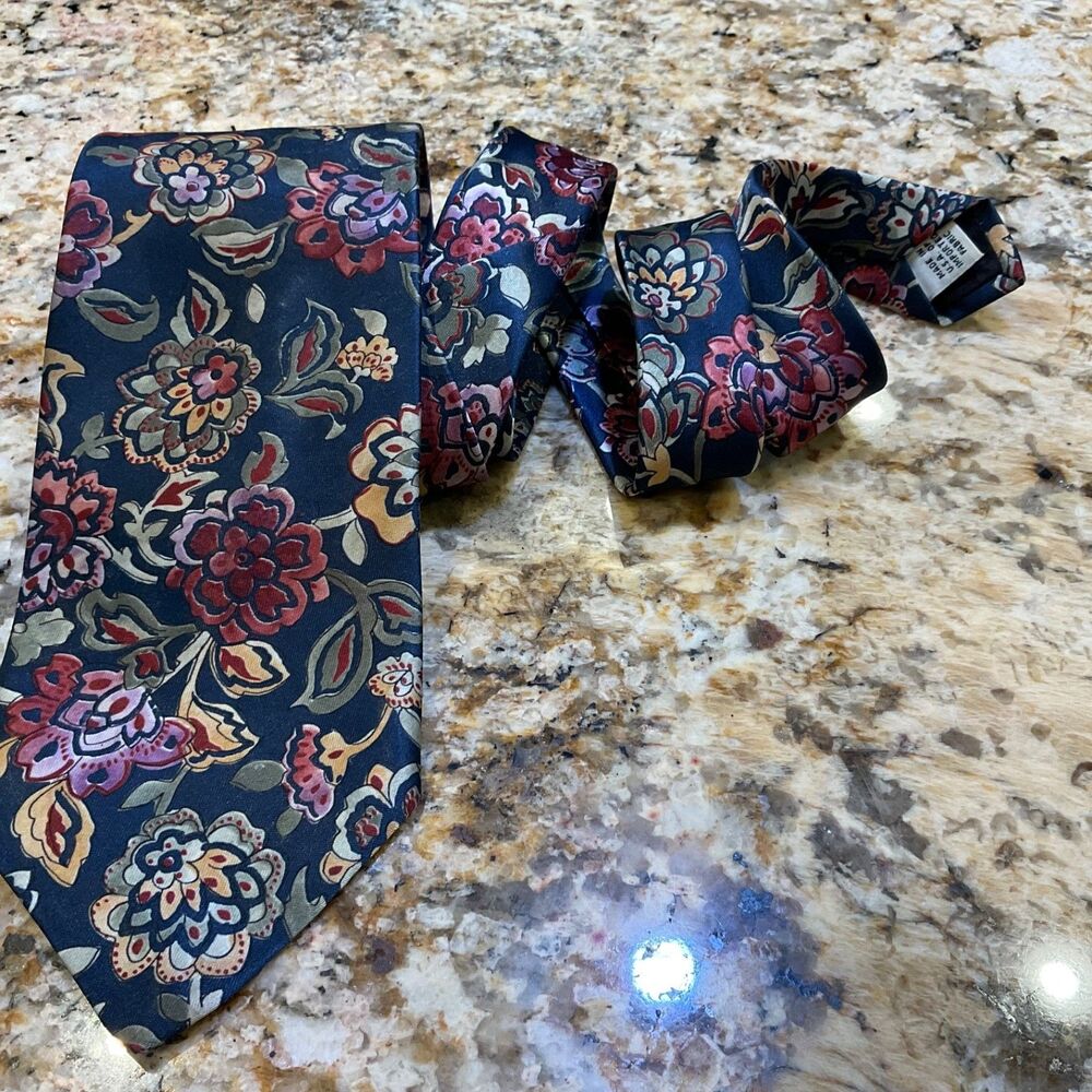 VINTAGE Surrey Sophisticates Men Tie floral polyester made in the USA